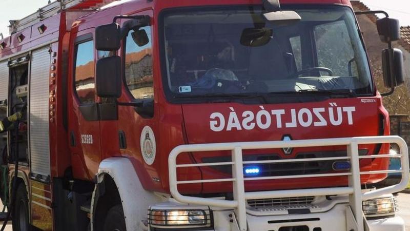 Miskolcon egy autó árokba borult, ezért a forgalmas útszakaszt lezárták.