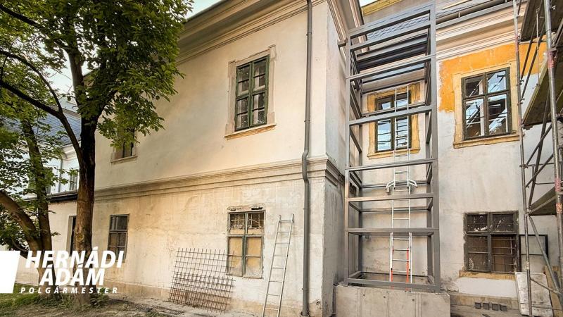 Az esztergomi városháza megújulása során kiemelt figyelmet kap az akadálymentesség, így mindenki számára könnyen hozzáférhetővé válik.