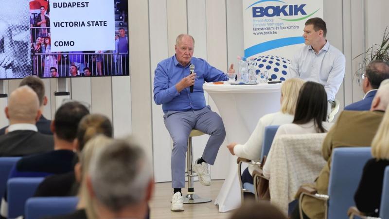 Kemény Dénes egy felejthetetlen beszédet mondott a miskolci vállalkozóknak, amely mély nyomot hagyott a hallgatóságban - gazdagítva az élményt lenyűgöző fotókkal és videókkal.