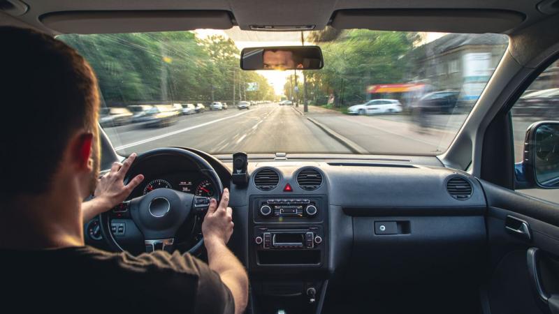 Autópályához hasonlította a város főutcáját, és 120 km/h sebességgel száguldott rajta.