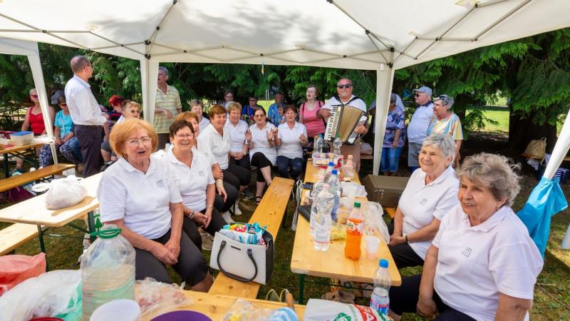 Vidám idősek özönlötték el a tópartot a zalai városban – nem is sejtjük, milyen meglepetéseket tartogattak (galéria, videó)