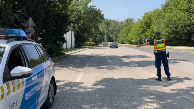 A hétvégén a rendőrség 17 ittas vezetőt kapott el, ami figyelemfelkeltő esemény volt. A hatóságok videofelvételekkel is dokumentálták a razziát, amely során a közlekedésbiztonság érdekében jártak el. Az ilyen esetek rávilágítanak a felelőtlen vezetés vesz
