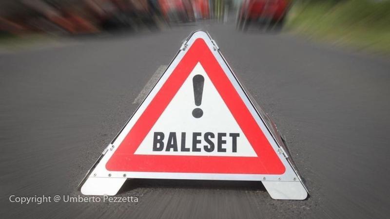 Két személyautó ütközött össze a 76-os úton, ami motorolajjal szennyezte be az útburkolatot.