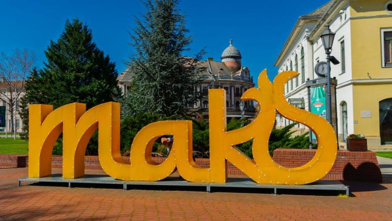 Makó ékköve, a Hagymatikum körüli sétányon az épületek lassan az idő vasfogának áldozataivá válnak, omladozó falakkal és megkopott díszítésekkel mesélnek a múlt szépségéről. A sétány ma már nemcsak a gyógyvíz és a pihenés helyszíne, hanem egyfajta emlékfo