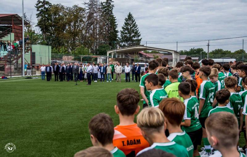 Új, modern műfüves futballpályát avattak fel Krasznán (VIDEÓ)