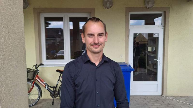 Otthon lenni mindig is különleges élmény. Az a hely, ahol a legkényelmesebb ruháinkban pihenhetünk, ahol a szeretet és a nyugalom körülölel minket. Itt lehetőségünk van arra, hogy önmagunk legyünk, és hogy megosszuk az élet apró örömeit szeretteinkkel. Az