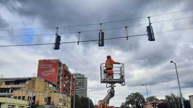 Ezek a KRESZ-táblák nem világítanak, viszont képesek visszaverni a fényt.