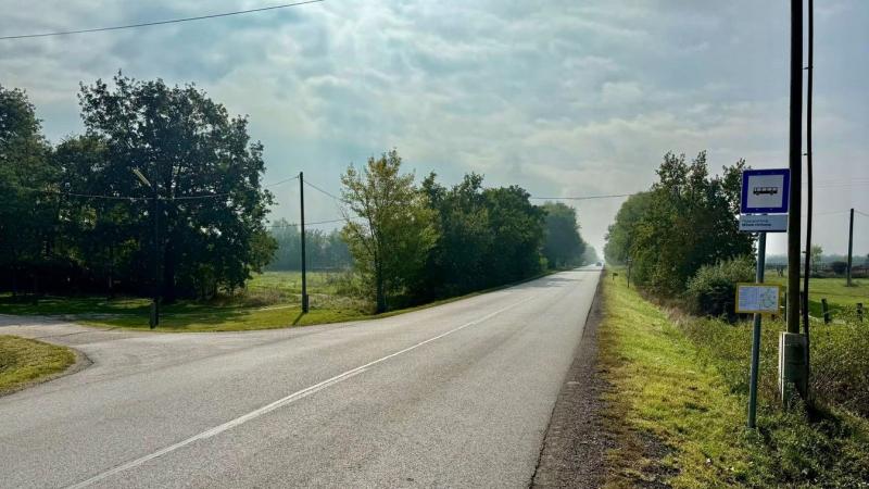 Egy új buszmegálló létesítése zajlik ezen a jászkunsági településen, amely várhatóan megkönnyíti a helyiek közlekedését és javítja a közlekedési infrastruktúrát.