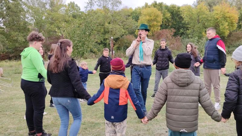 Színes ecsetvonásokkal, verssorokkal és horgászbotokkal fűszerezve teltek a napok: fiatalok gyűltek össze, hogy a magyar kultúra szellemében tábort verjenek.