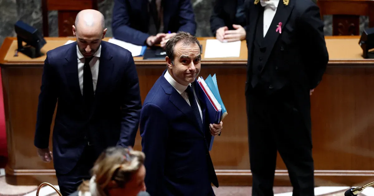 A francia kormány sikeresen átvészelte a bizalmatlansági szavazást.