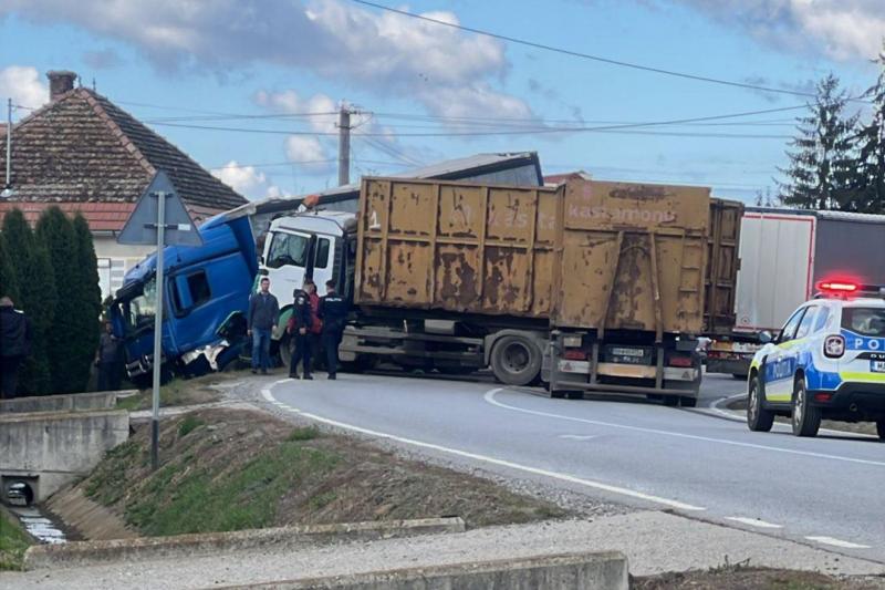Két teherautó balesete történt Tekeújfalunál | Székelyhon hírportálján.