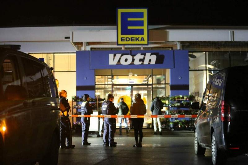 Felfoghatatlan tragédia zajlott a szupermarketben: a pénztárak előtt, a döbbent vásárlók szeme láttára egy támadó brutálisan rátámadt egy tinédzserre, akit szúrt sebbel súlyosan megsebesített. Az esemény sokkolta a jelenlévőket, akik csak tehetetlenül néz