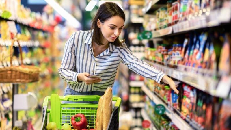 Itt van néhány tipp, hogyan érdemes vásárolni és közlekedni a hosszú hétvége során:

1. **Vásárlás okosan**: A hosszú hétvége idején sok bolt és áruház akciókkal várja a vásárlókat. Érdemes előre tervezni, és listát készíteni a szükséges termékekről, így 