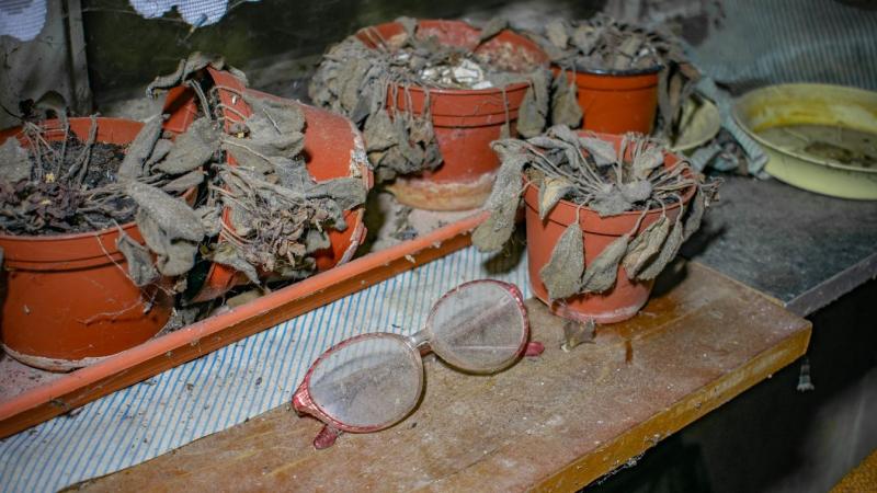 Fedezd fel a Kádár-kockát Szentes környékén: egy elfeledett világ, ahol minden tárgy a múlt tanújaként várja a látogatót. Az idő múlásával a hely varázsa csak fokozódik, a bútorok és a személyes holmik mintha még mindig a régi lakóikra várnának. Merülj el