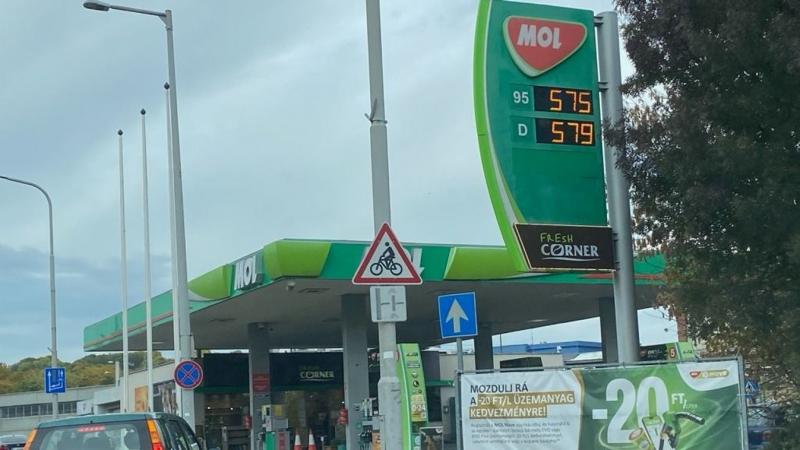 Árrobbanás a hazai kutakon – holnaptól még mélyebben a zsebünkbe kell nyúlnunk, ha üzemanyagot szeretnénk vásárolni.