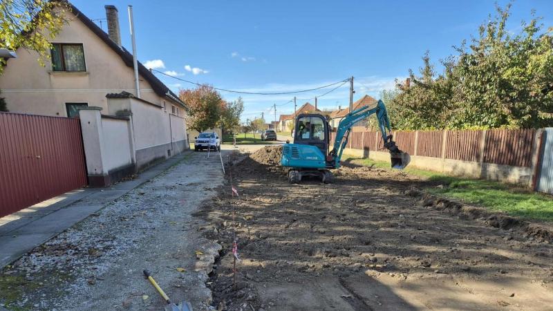 A hajdú-bihari városban látványosan előrehalad a utcák felújítása, ami szépítette a környezetet és javítja a közlekedést.