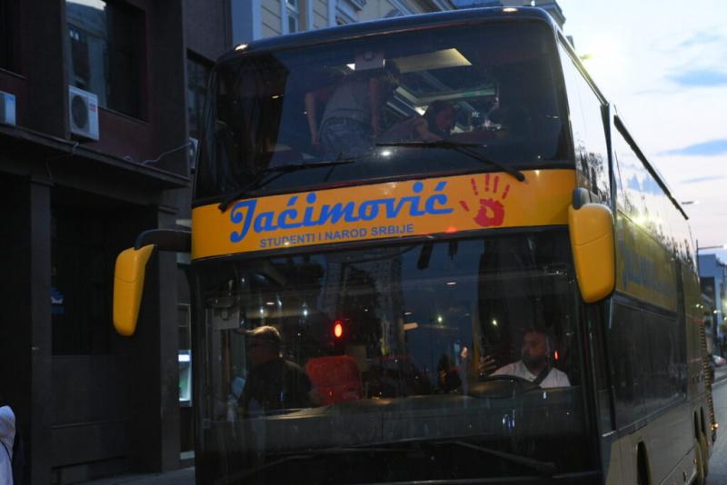 A belgrádi rendőrség közbelépett, és elfogták a diákszállító fuvarost, aki az egyetemistákat szállította.