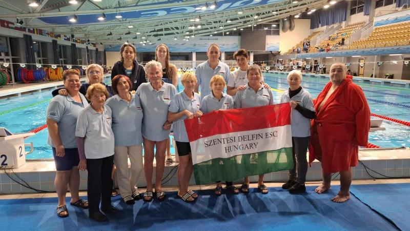 A 86 éves szentesi úszó hihetetlen teljesítményt nyújtott a nemzetközi versenyen, ahol hat aranyérmet zsebelt be.