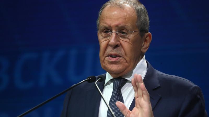 Szergej Lavrov véleménye szerint a NATO figyelmen kívül hagyta a diplomáciai normákat, amikor a preventív csapások lehetőségét latolgatta.