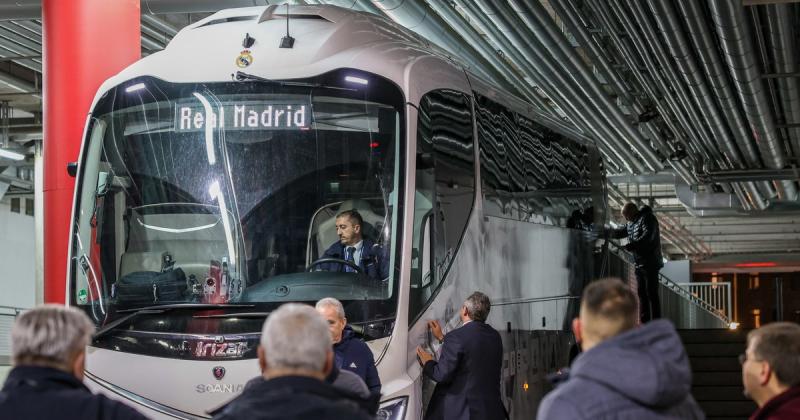 A Real Madrid vadonatúj luxusbusza összeütközésbe került egy teherautóval.