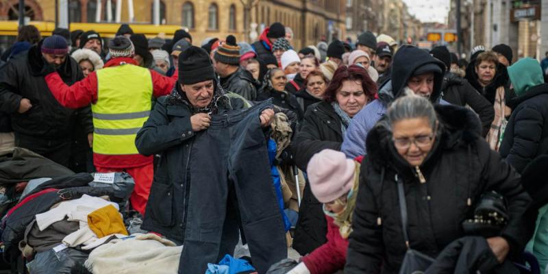 Több száz rászorulónak nyújtottak segítséget ételosztással, miközben Iványi Gábor egyesületének javára gyűjtöttek adományokat a Blaha Lujza téren.