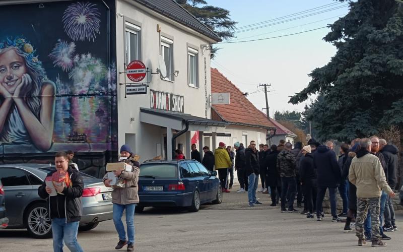 Csallóközben a szilveszter várakozása különleges hangulatban telik. A falvakban és városokban egyaránt érezhető az ünnepi izgalom, ahogy az emberek készülődnek az év utolsó napjára. A helyi hagyományok gazdag szövetét színes programok, baráti összejövetel