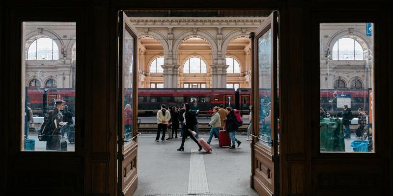 Az év első munkanapja a MÁV-nál nem éppen zökkenőmentesen kezdődött; már hajnalban több vonat is váratlanul leállt, ami komoly kihívások elé állította az utazókat.