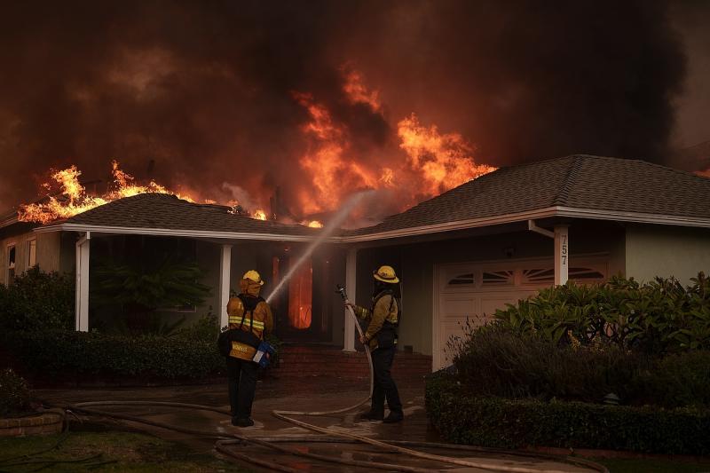 Előre megérthették? Különös magatartást tanúsítottak a Los Angeles-i biztosítók a tűzvész előtt.