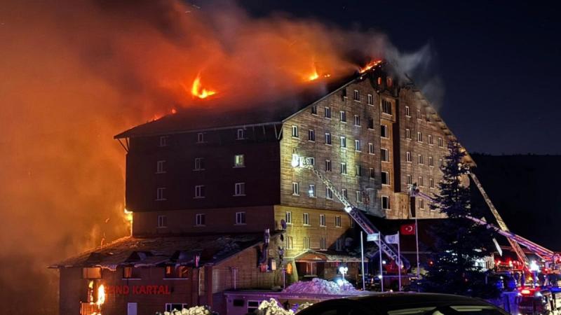 Hatvanhat ember életét vesztette, míg ötvenegy fő sérüléseket szenvedett el egy észak-törökországi szállodában történt tűzeset következtében.