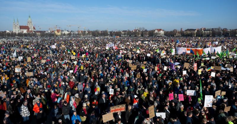 Münchenben hatalmas demonstráció zajlott a szélsőjobboldal ellen, ahol több ezer ember gyűlt össze, hogy kifejezze véleményét és tiltakozzon a szélsőséges nézetek ellen. Az esemény színes és sokszínű résztvevői a toleranciát és az egyenlőséget hirdették, 