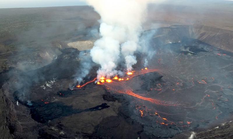 Vulkánkitörés robbant ki Hawaiin, és az emberek özönlenek a helyszínre, hogy szemtanúi lehessenek ennek a természeti csodának.