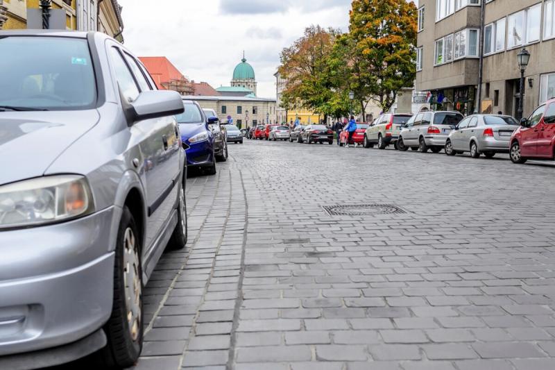 Egy budapesti utcában csapda leselkedik a parkoló autókra.