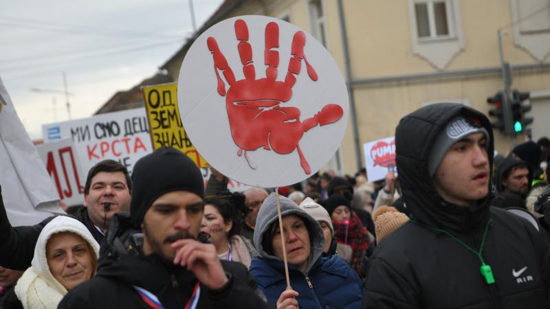 Putyin kémfőnökének közreműködésével derítették ki a szerbiai tüntetések mögött álló 