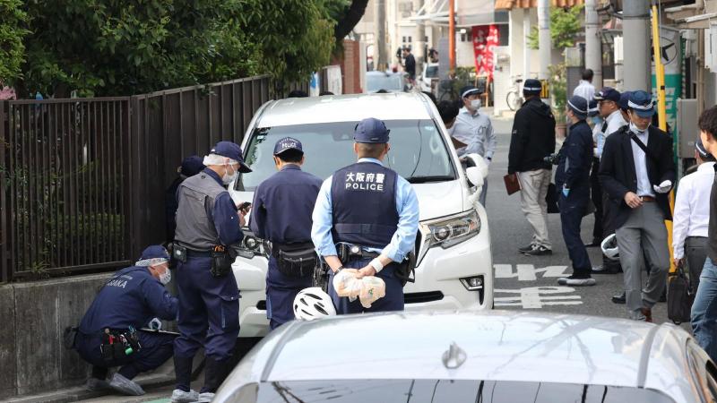 Oszakában egy férfi autója hirtelen a hazafelé tartó kisdiákok közé hajtott, aminek következtében hét gyermek sérült meg.