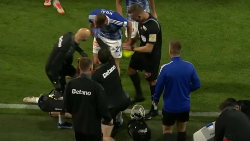 Egy focista ápolásához érkező orvos váratlanul lekevert egy pofont az ellenfél játékosának, aki túl messzire ment az agresszív viselkedésével. Az orvos, aki a játékos egészségét próbálta megvédeni, nem tűrte el a durvaságot, és így egy pillanat hevében re