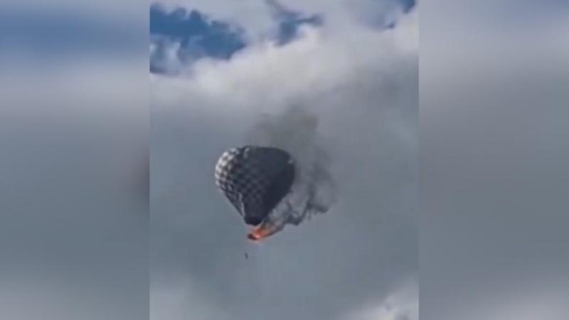 Egy tragikus baleset következtében kigyulladt egy hőlégballon kosara, amely végül lezuhant, és ennek következtében egy férfi életét vesztette.
