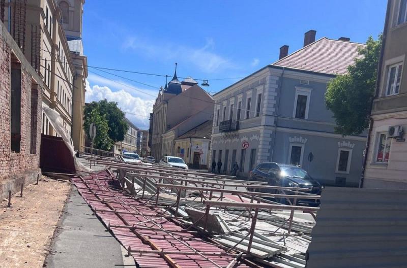 Viharos szél söpört végig Szatmár vidékein: a tűzoltókat számos helyszínre hívták ki a károk mérséklése érdekében.