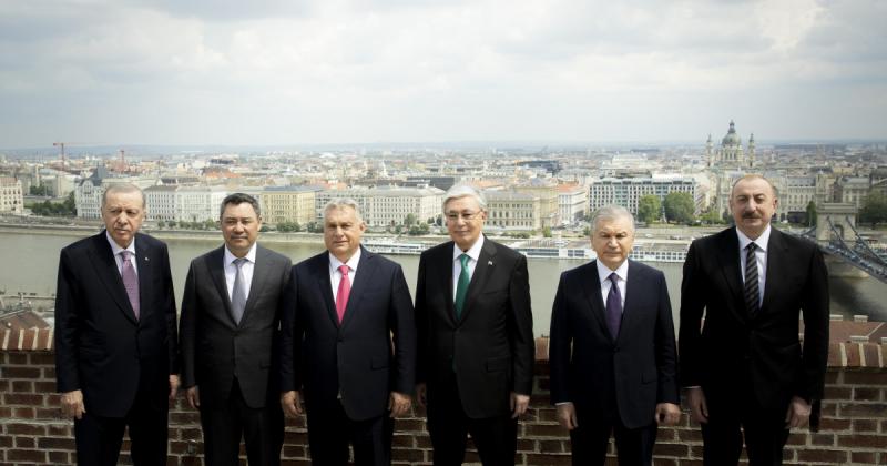 A nap különleges pillanata: Orbán Viktor, a Karmelita erkélyén, tükröződő hatásokkal körülvéve.