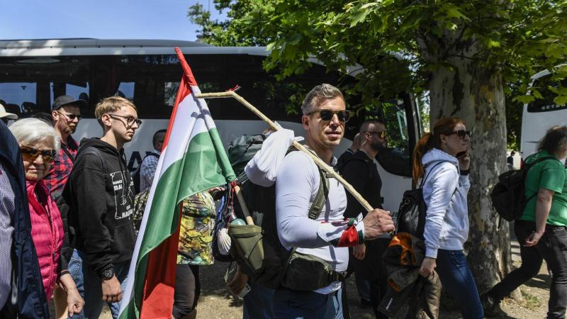 Lévai Katalin: A tihanyi beszédtől Nagyváradig című műve egy különleges utazás a nyelv és kultúra világában. A tihanyi beszéd, amely a magyar nyelv egyik ősi formáját képviseli, a magyar identitás szimbolikus kifejeződése, míg Nagyvárad, mint történelmi v