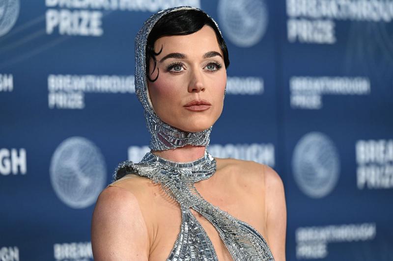 Katy Perry melltartója a színpadon váratlanul szétnyílt, és ezzel egy szempillantás alatt egy elképesztő pillanattal gazdagította az előadást: a közönség szinte levegőt sem vett a váratlan villantás láttán.