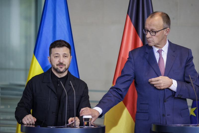 A német kancellár kifejezte elkötelezettségét, hogy támogatást nyújtanak Ukrajnának a nagy hatótávolságú rakéták előállításának folyamatában.