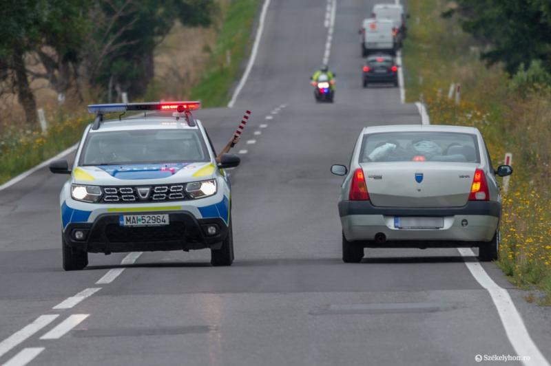 Autós üldözés után sikerült elfogni azt a férfit, akit azzal gyanúsítanak, hogy tízmillió lejt sikkasztott a Román Postától. A különleges esemény egy izgalmas rendőrségi akció keretein belül zajlott le, amely során a hatóságok gyors reagálásának köszönhet
