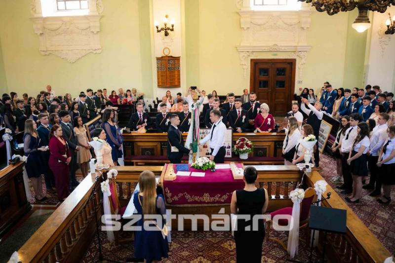 Most indulj el, és élj teljes szívből - Hatvanhárom végzős diák búcsúzott a Református Gimnázium falai között - Fényképes összefoglaló.