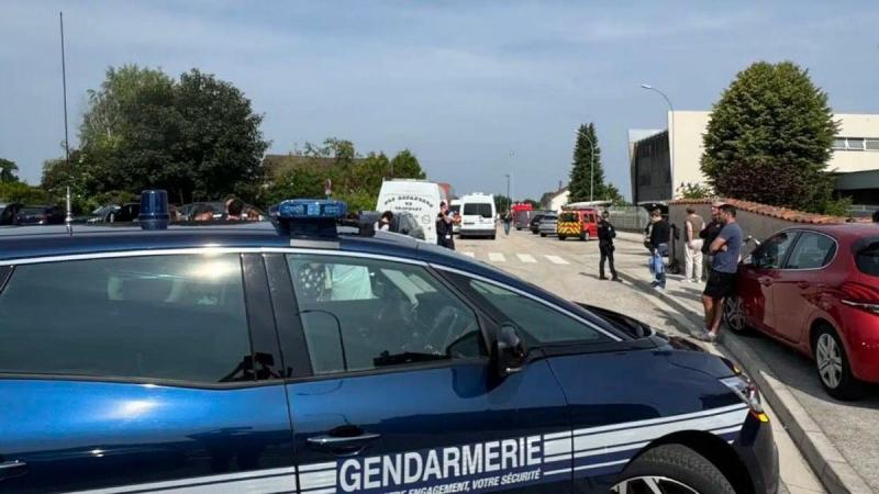 Egy francia iskola tragikus esemény színhelyévé vált, ahol egy 14 éves diák életét vesztette tanára kezétől. Az eset sokkolta a közösséget, és mélyen megrázta az oktatási intézmény diákjait és dolgozóit. Az ilyen erőszakos cselekmények rávilágítanak a fia