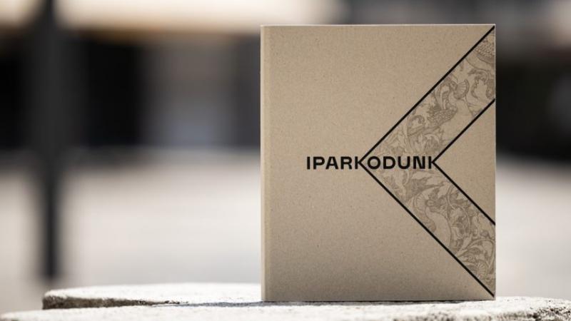 Az Iparkodunk című könyv elnyerte a legszebb borítónak járó Tamás László-díjat a legutóbbi könyvhéten.