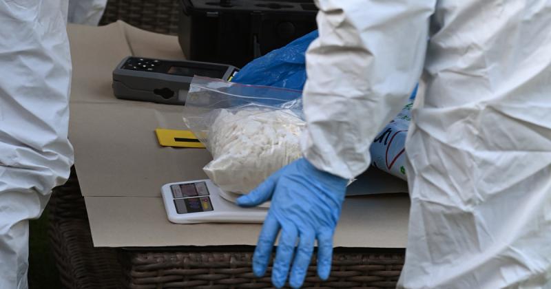 Feltárta titkait a megbetegedett rendőrségi drograktáros: a falon is ott volt a heroin.