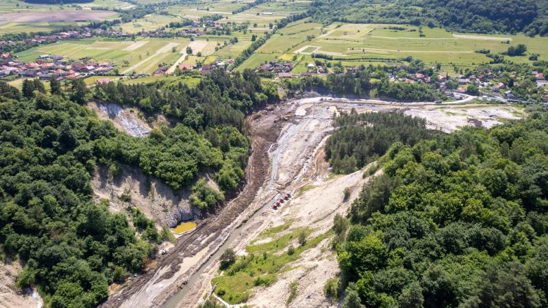 Íme egy egyedi változat:

Ez a képen látható parajdi sóbánya, amelyet a katasztrófa sújtott, megdöbbentő látványt nyújt. A romok és a károk nyomai egyértelműen tükrözik a természeti csapás következményeit, amelyek nemcsak a bányát, hanem a környező közöss