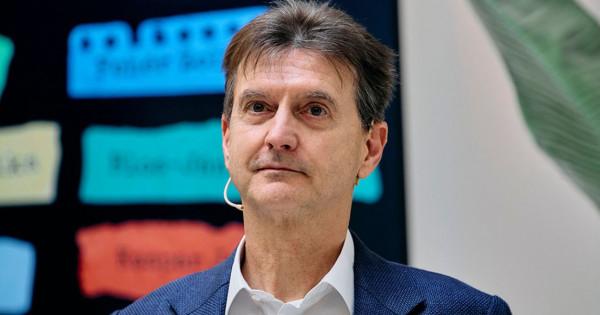 Jakabovics Tibor, az Equibrilyum Kiadó irányítója, megosztotta gondolatait: „A könyvek válogatnak minket.” – Könyves magazin.
