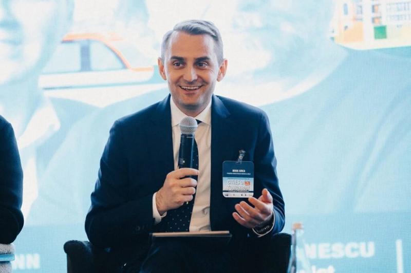 Egy dokumentum alapján a miniszterelnöki kancelláriavezető egy elegáns villában található négyszobás szolgálati lakás birtokába került, amely a lefaragásokat bejelentette. | Krónika Online