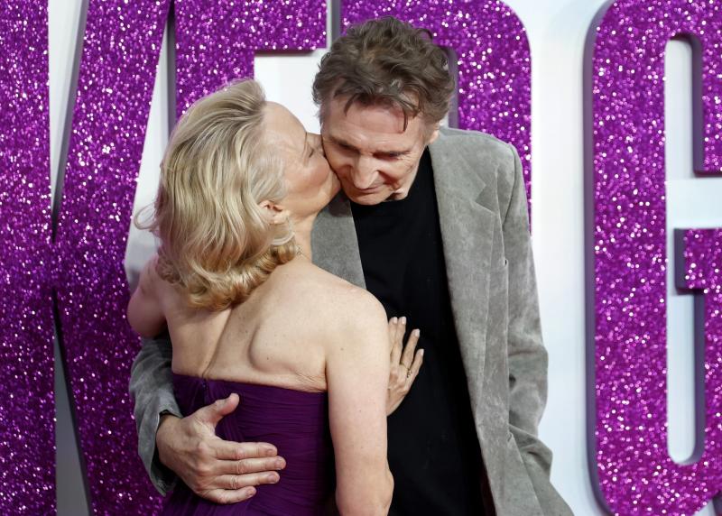 Mi zajlik itt valójában? A londoni premier eseményén feszültség és izgalom vibrált Pamela Anderson és Liam Neeson között.